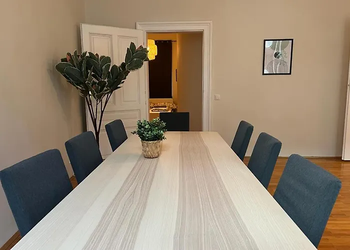 Апартаменти 90 M2 Stylish With Free Parking *